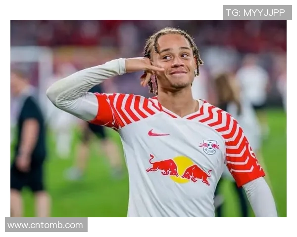 哈维西蒙斯的崛起之路：从青训新星到足坛瞩目焦点的精彩历程